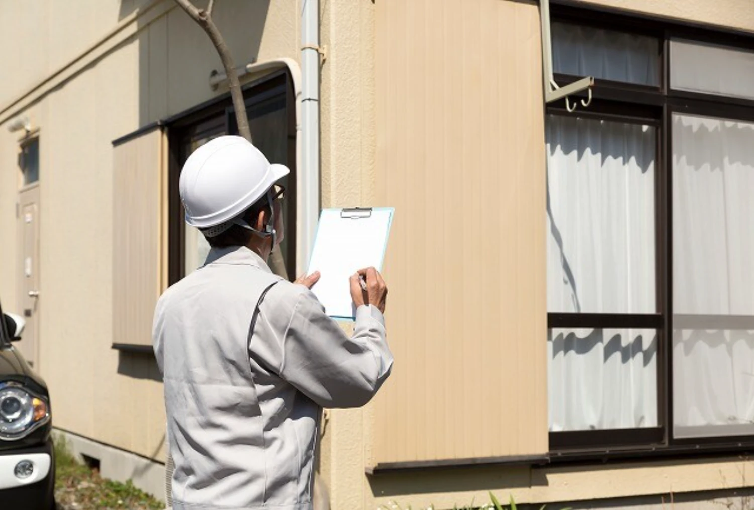 家の状態を検査する作業員