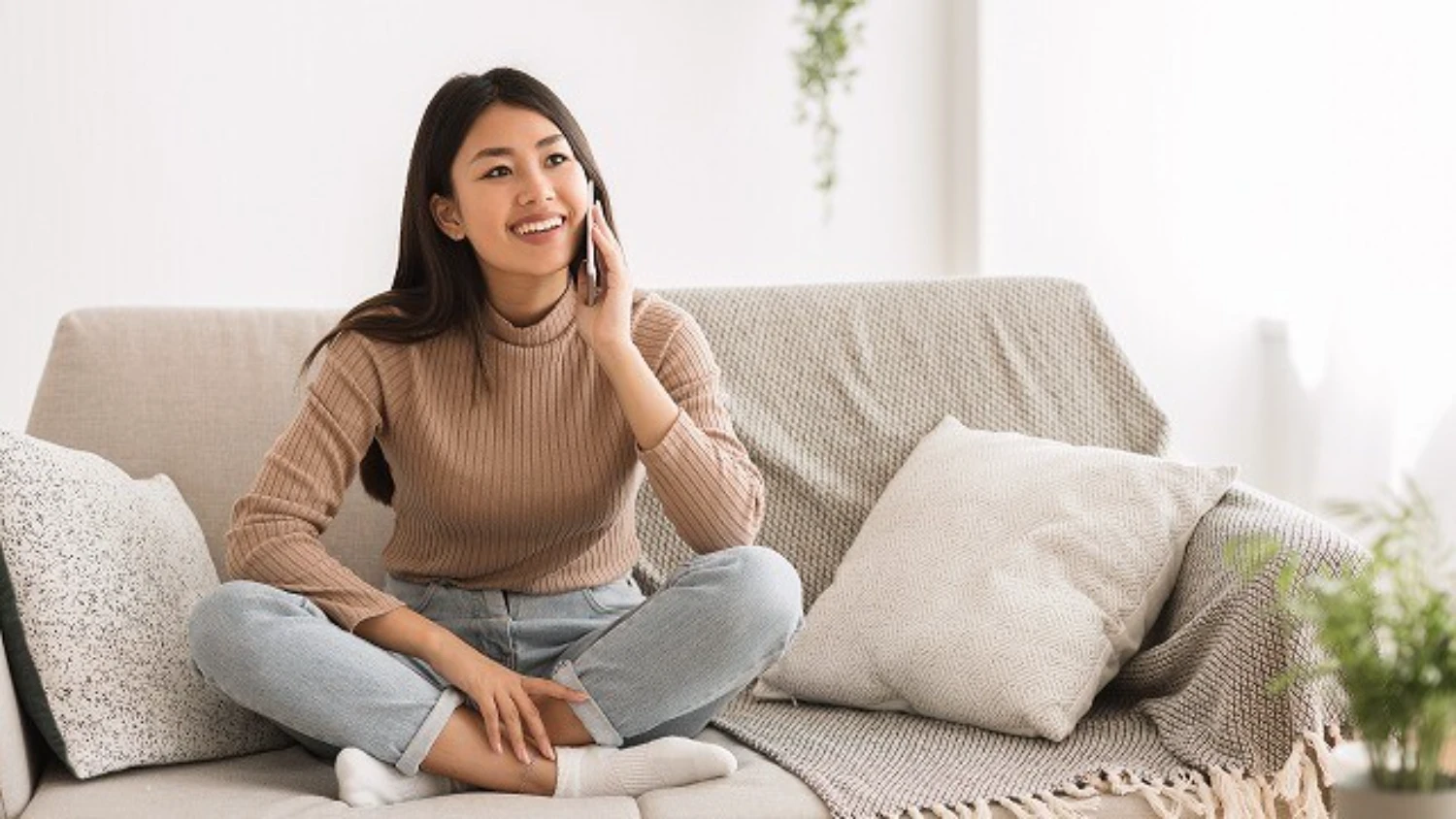 電話をかける女性